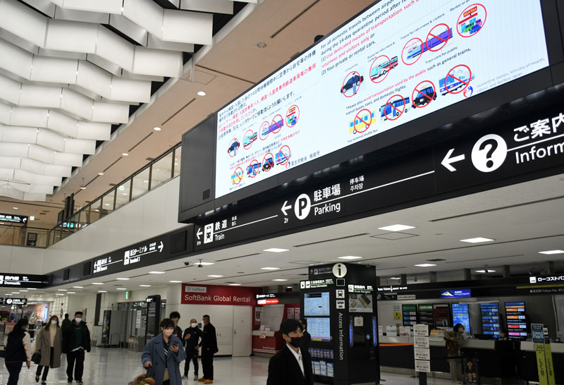 成田空港では新型コロナ対策に関する旅客への要請や呼び掛けがさまざまな所で掲示されている＝２８日