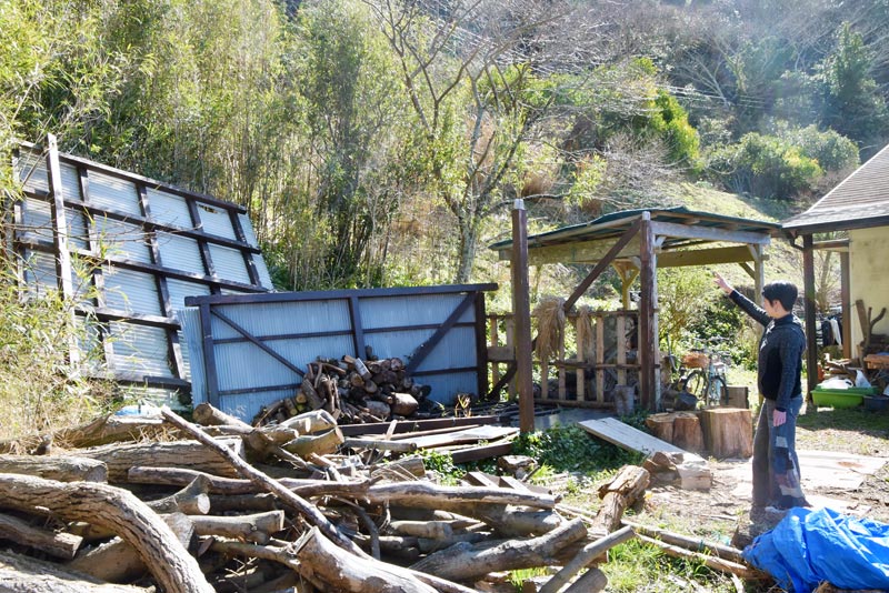 台風による暴風で破壊された木村さん宅の小屋＝２０２０年２月２３日、鋸南町横根