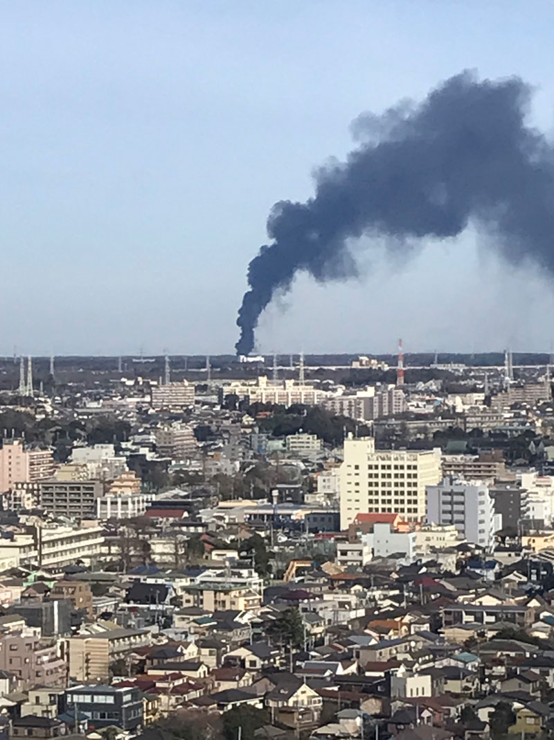 千葉市若葉区の火災現場から立ち上る黒煙＝６日午後１時４５分ごろ、千葉県庁