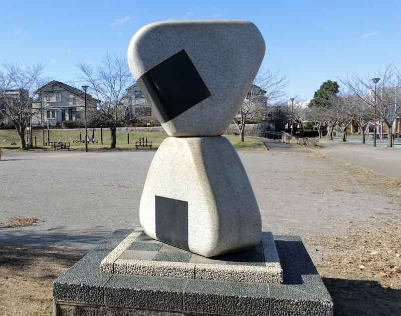 おにぎりのオブジェが印象的な若萩の丘公園（まちなかアート「印旛日医大駅周辺」編より）