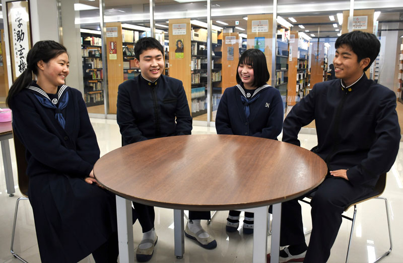 成田高校付属中学校の魅力について笑顔で語る生徒の（左から）小野寺さん、船山さん、加藤さん、中本さん