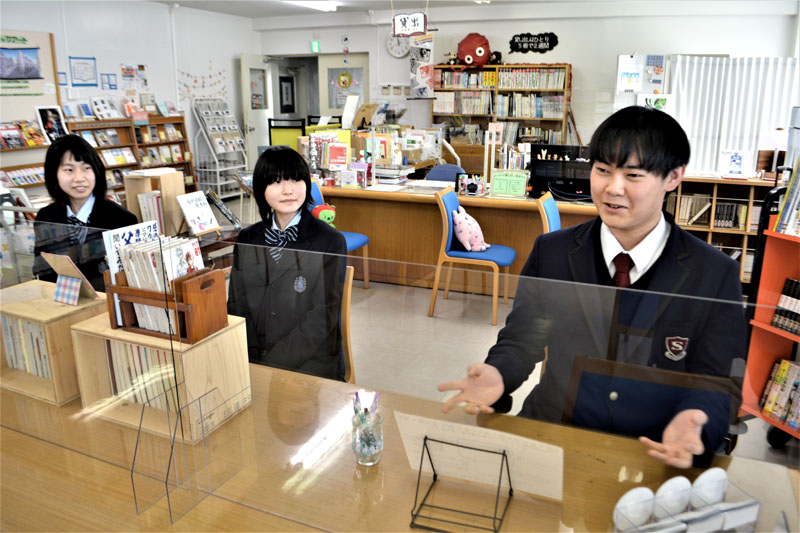 ３年間で実感した秀明八千代中の良さを教えてくれた（右から）田中さん、宮田さん、山崎さん