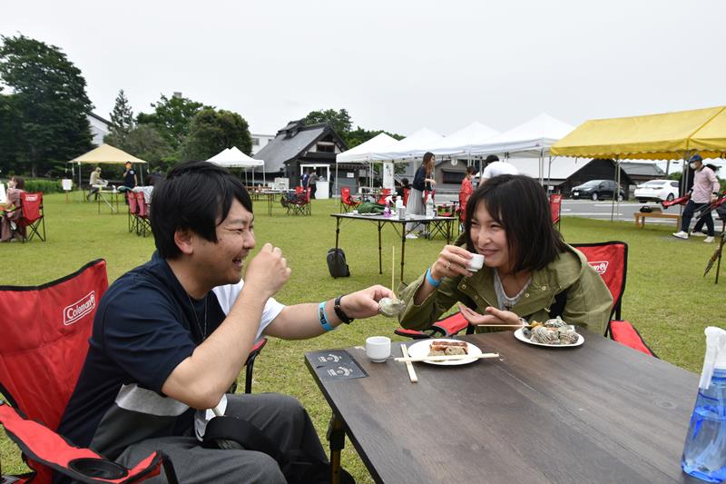 日本酒と出来たての料理を堪能する参加者＝酒々井町の飯沼本家