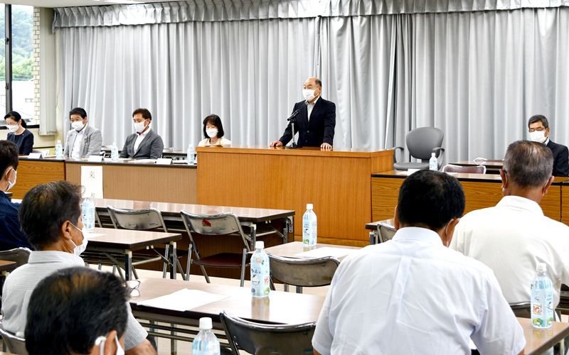 多古町航空機騒音等対策協議会の定期総会であいさつする瀬利会長＝多古町