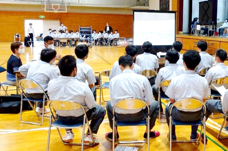 地元建設業の社長らから説明を受ける生徒＝多古町の多古高校（同町提供）