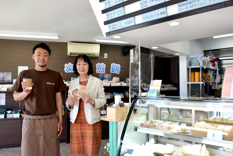 カフェがオープンしたイシガミ銚子駅前店。主軸の煎餅との相乗効果が出ていると紹介する石上社長（右）と息子の浜口専務＝銚子市