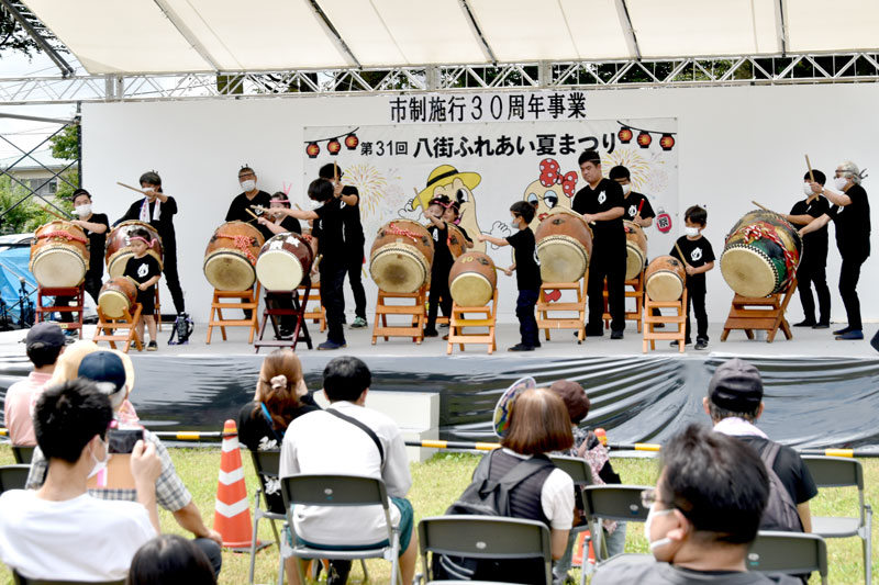 オープニングを飾った八街和楽太鼓＝八街市