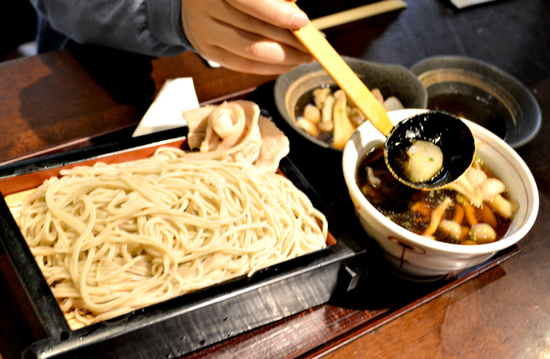 お玉ですくったつけ汁の具材は八千代市産の梨