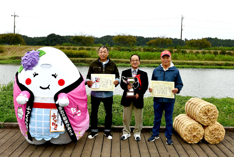 多古米グランプリで初めて総合優勝した大谷さん（右から２人目）＝多古町