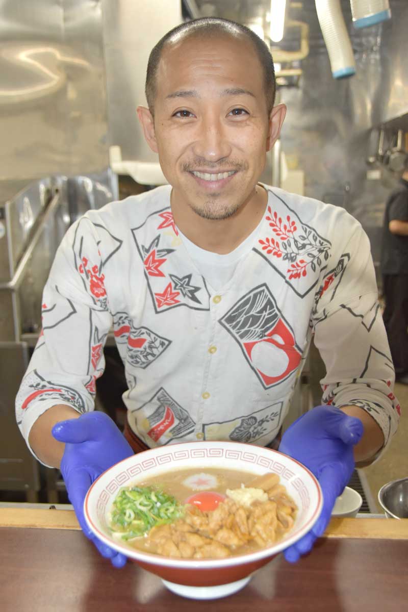 越智さんらが完成させた肉玉ラー飯＝八街市の元祖肉玉そば越智