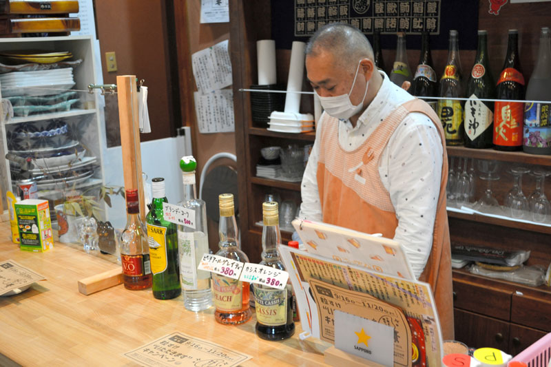 開店前の仕込みを行う長谷川さん＝２８日午後５時ごろ、千葉市中央区