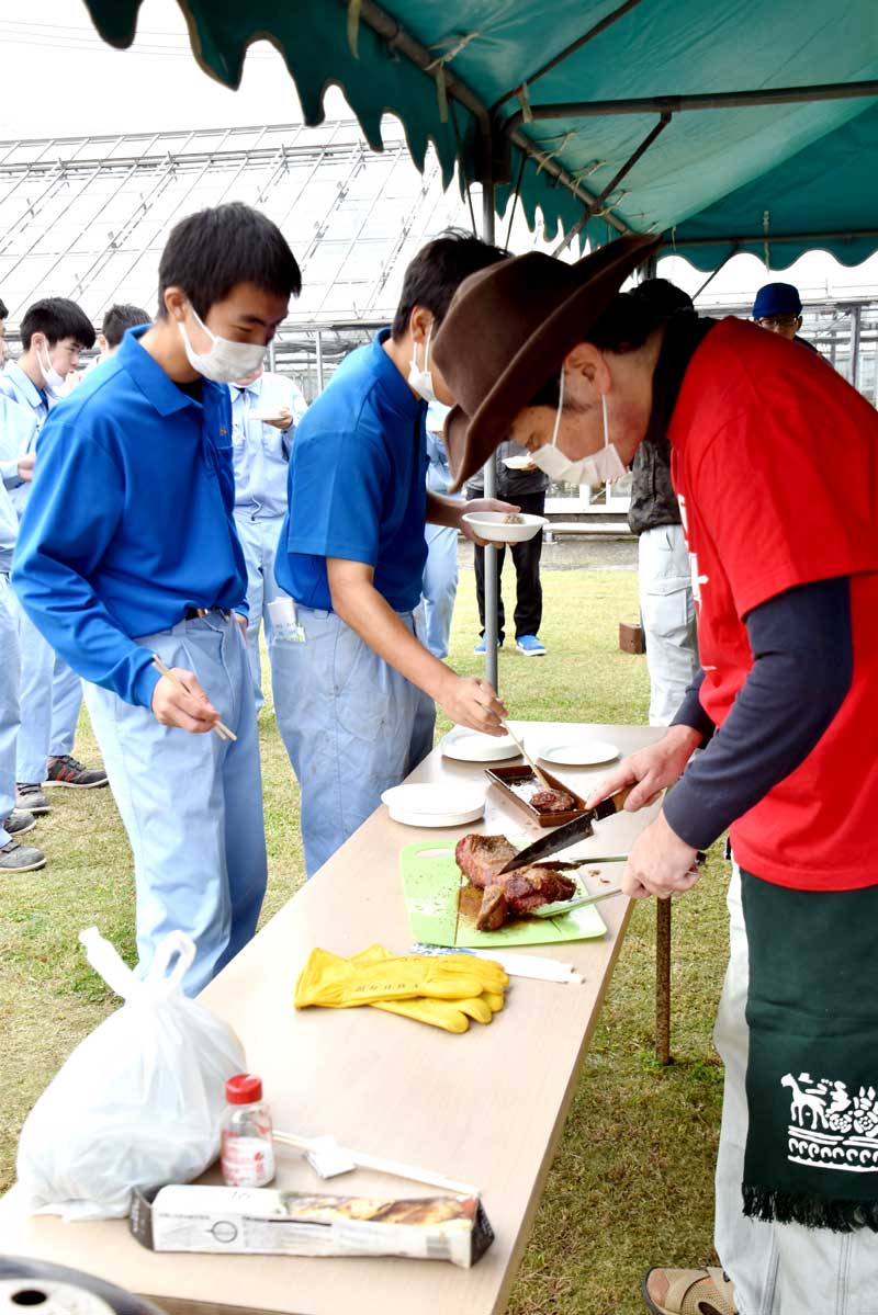 ジビエ肉の試食会では、イノシシの背ロースのバーベキューなどが振る舞われた