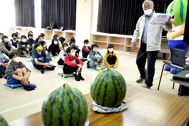 スイカ農家の堀越さん（右）の授業を受ける子どもたち＝富里市立日吉台小