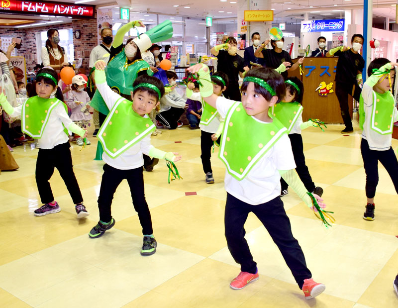 茂原のご当地グルメ「葱ッペ餃子」のＰＲダンスを初披露する園児たち＝３日、茂原市