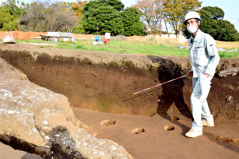 貝層周辺の土の堆積状況を説明する松田さん＝千葉市若葉区の加曽利貝塚