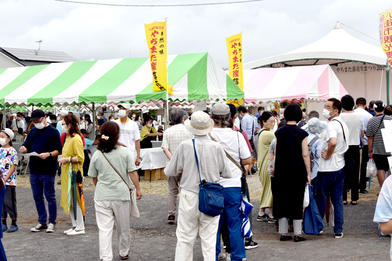 ＪＲ八街駅北口前で４年ぶりに行われた９月の「やちまた落花生まつり」。南口のけやきの森公園ではラーメン祭りも初開催され、市中心部がにぎわいをみせた