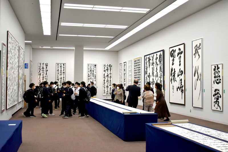 墨痕鮮やかな力作が並ぶ書星展＝東京都美術館