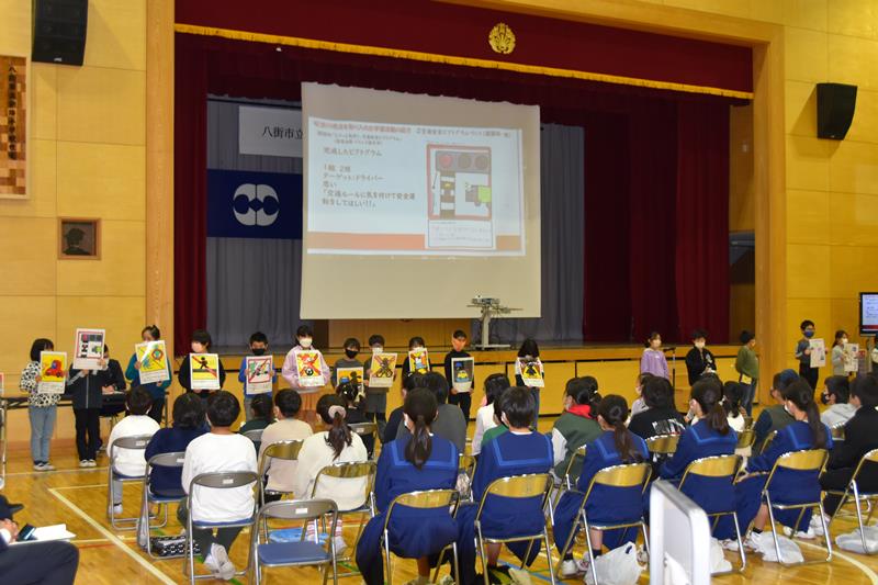 学習成果発表会でオリジナルの交通安全ピクトグラムを紹介する児童たち＝１日、八街市の朝陽小学校