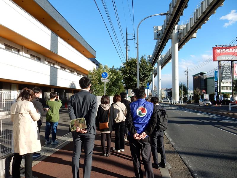 歩道などの問題箇所をチェックする参加者＝千葉市若葉区