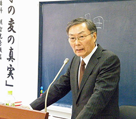 「本能寺の変の真実」と題して講演する明智さん＝大多喜町