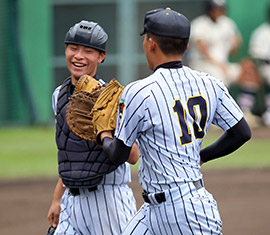 東海大望洋－国分　２回表、三者凡退に抑え笑顔でベンチへ戻る東海大望洋・峯尾（左）＝県総合ＳＣ