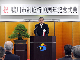 合併新市誕生から１０年間を振り返り、まちづくりの将来展望を語る長谷川市長＝１月３１日、鴨川市役所