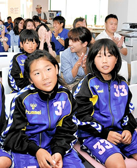 なでしこジャパンの決勝トーナメント進出が決まり喜ぶサポーター=13日、鴨川市横渚の亀田医療大学