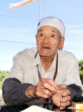 風船爆弾について語る秦さん＝一宮町