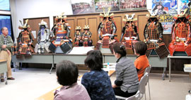 本物と見まがうほどきらびやかに仕上がった手作り甲冑=大多喜町大多喜の観光本陣