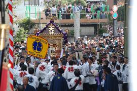  船橋市三山の「二宮神社」をメーン会場に執り行われた下総三山の七年祭り。真っ先に神社に入って他の神輿一行を待つ同神社の神輿。一行を歓迎するため周辺民家では「桟敷」（写真後方）を設置しておもてなし＝１１月１日午後、二宮神社