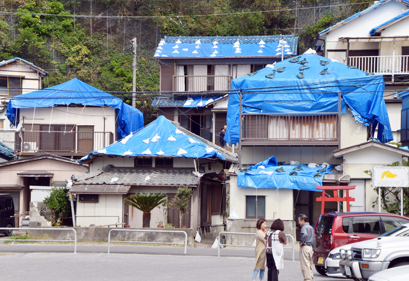 ブルーシートで覆われた民家＝２２日午前１０時５０分、鋸南町岩井袋