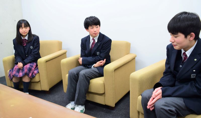 学校の自慢について話す(左から)和田さん、阿部さん、山口さん=市川市