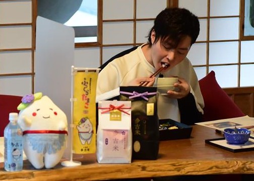 料理研究家のリュウジさんも実食し１票を投じた＝多古町