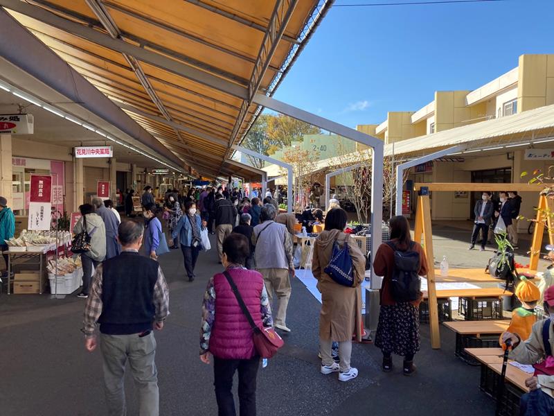 花見川団地の商店街で10月30日に行われたイベントの様子。無印良品のポップアップストアやワークショップなどでにぎわった(UR都市機構提供)