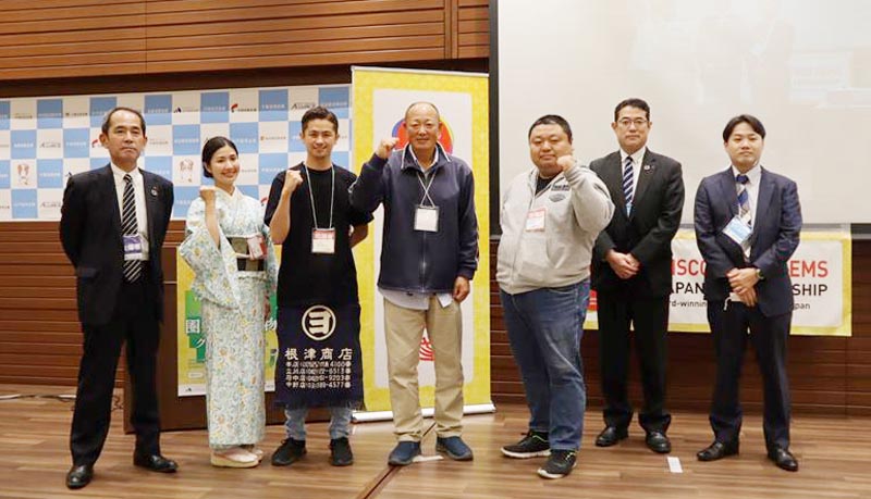 圏央道の宝物グランプリで入賞し喜ぶ「宝家」や「メディアサイトウ」のメンバーら＝都内
