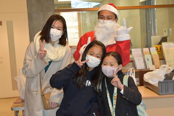 食堂を訪れた子どもたちはサンタクロースの登場に笑顔を見せた=18日、船橋市海神