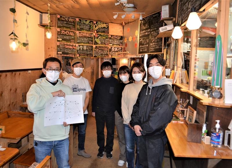 数学を応用したビールづくりに挑む千葉大生ら。左は風味とホップの相関図を手にする萩原教授。左から２人目は今井オーナー＝習志野市谷津の「むぎのいえ」