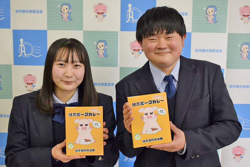 レシピ作りに参加した旭農業高３年の多田愛梨さん（左）と金子大祐さん＝旭市