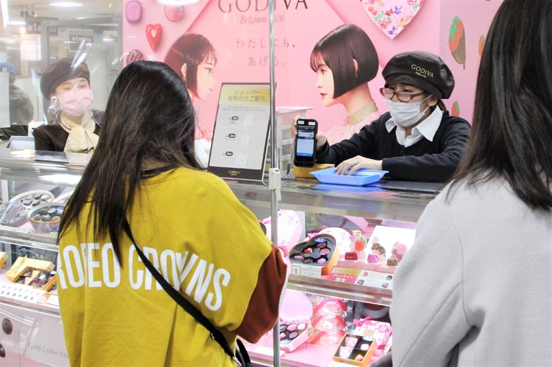 特設会場で、チョコ選びを楽しむ女性ら＝９日、千葉市中央区のそごう千葉店