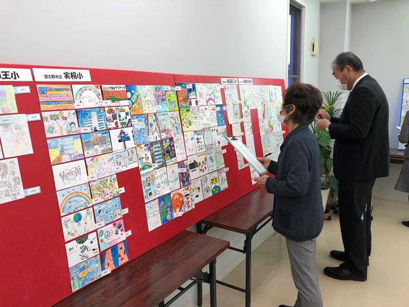 児童の力作をチェックする審査員＝千葉市花見川区