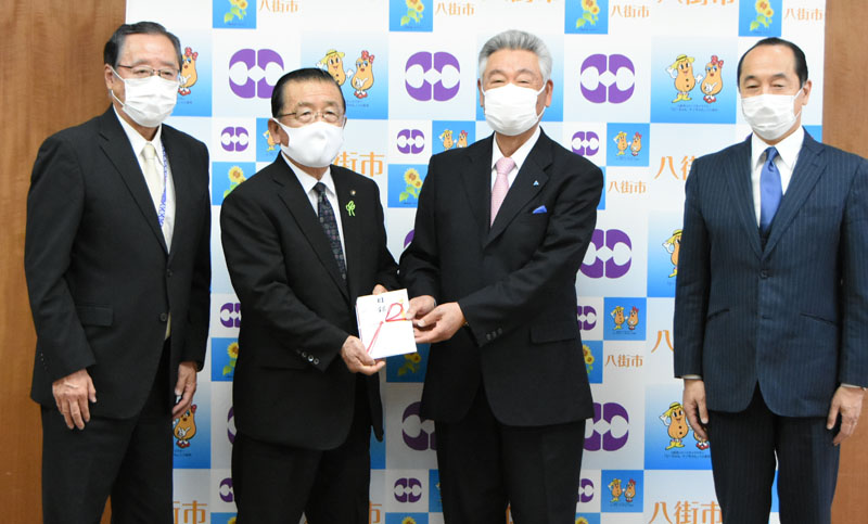 北村新司市長(左から2人目)に目録を贈る成田法人会の林康博会長(同3人目)=八街市役所