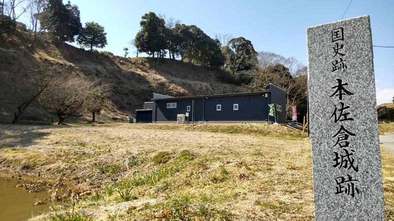 碑、案内所と城山