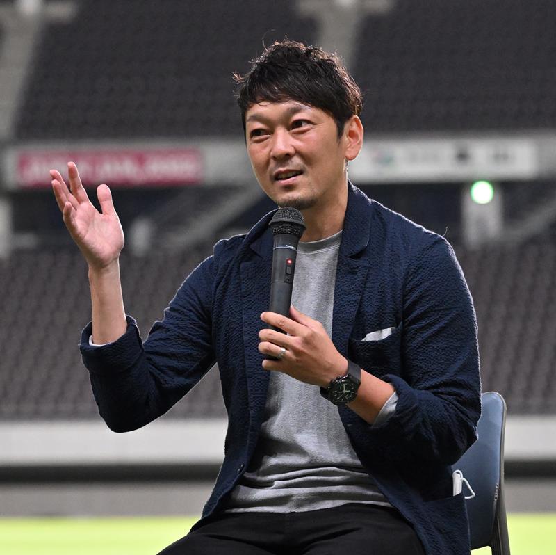 恩師オシムさんの思い出を語る羽生さん＝フクアリ