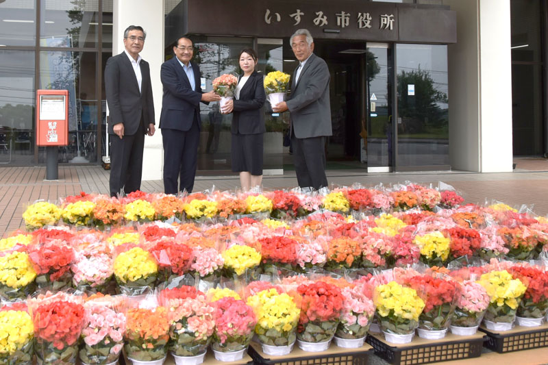 ベゴニアを持つ山口副会長（右）と太田市長（右から３人目）ら＝いすみ市
