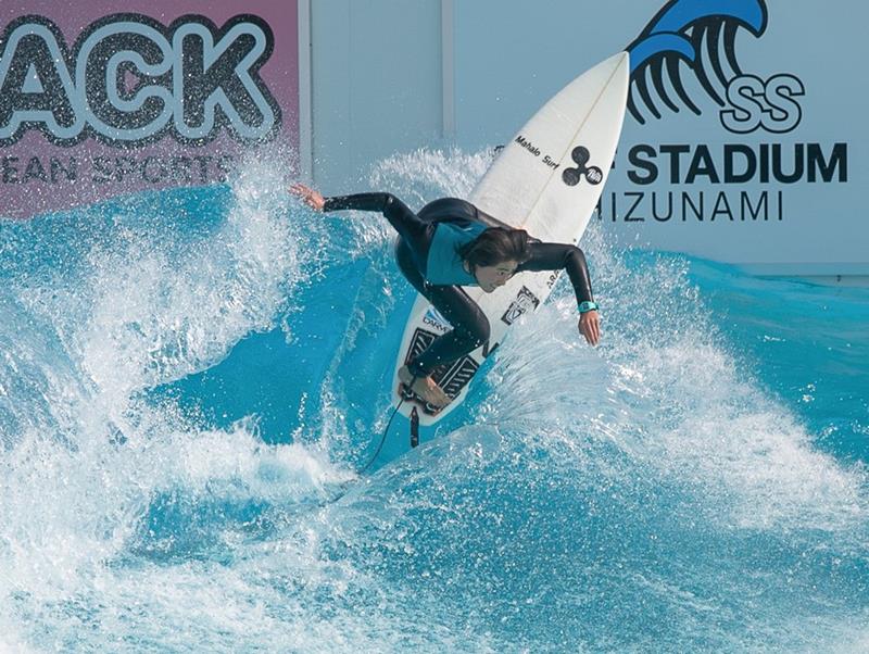 世界各地を転戦するサーフィン大会に初参戦している松永さん（松永さん提供）