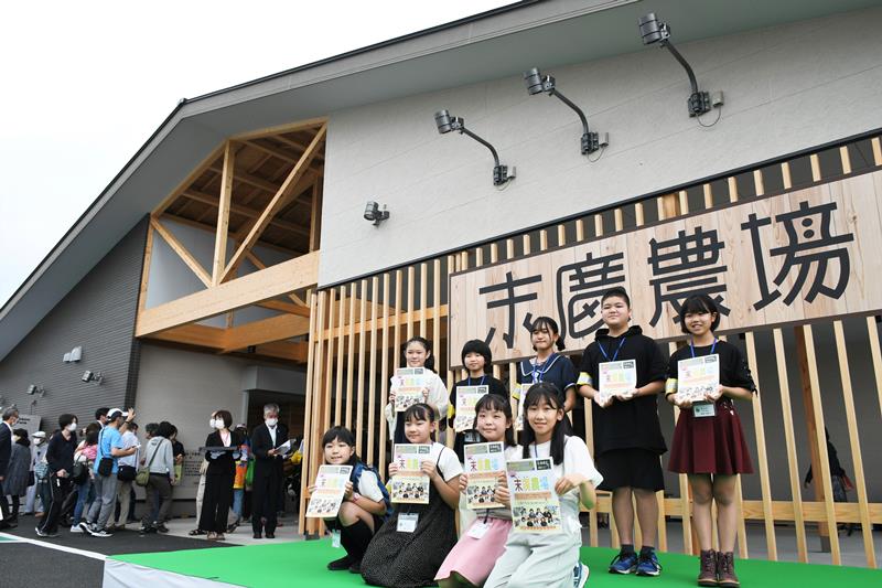 富里市初の観光施設「末廣農場」を前に建設過程を取材した子ども記者たちが集合した＝５日