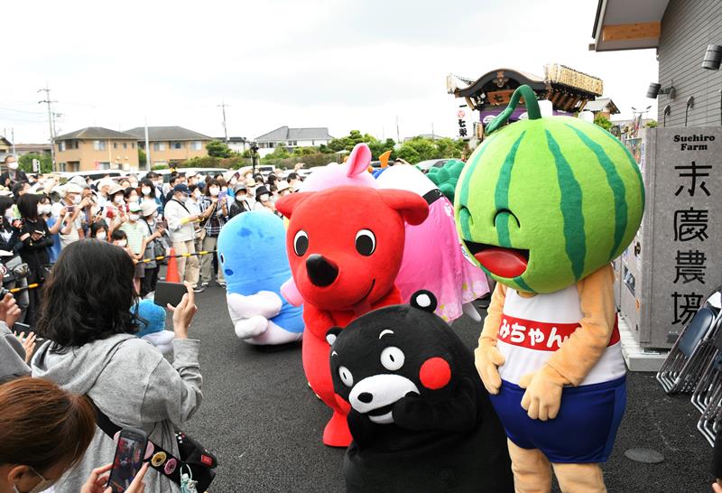 末廣農場を訪れた人々を出迎える富里市の「とみちゃん」や熊本県の「くまモン」などのご当地キャラクターたち