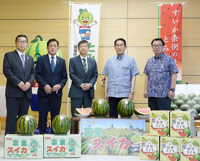 富里市からスイカの贈呈を受ける岸田首相（右から２人目）＝７日午前、首相官邸（共同）