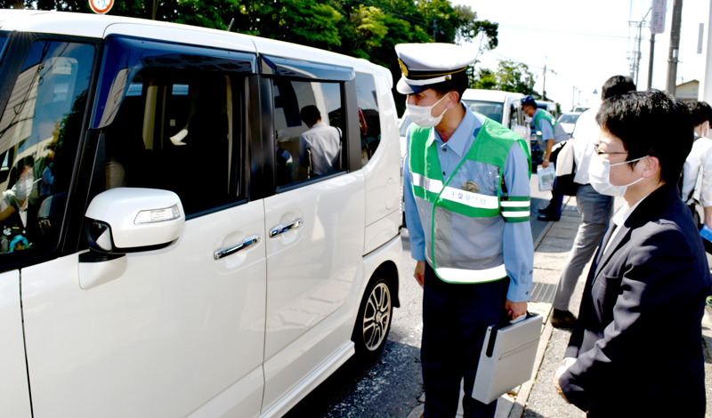 運転手に飲酒運転をしないよう呼びかける田中本部長（右）＝２８日午後、八街市