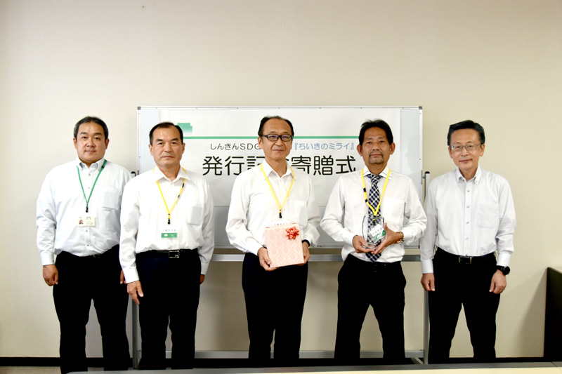 交通安全啓発用ＤＶＤを贈った岩本社長（右から２人目）ら＝千葉市中央区